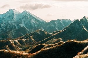 Tohle světelné divadlo plné slunce, stínů, sněhu a kopců s velkou čínskou zdí prostě žádná automatika nezměří – nabráním expozice stanovíte, co na obrázku bude a co pohltí stíny.