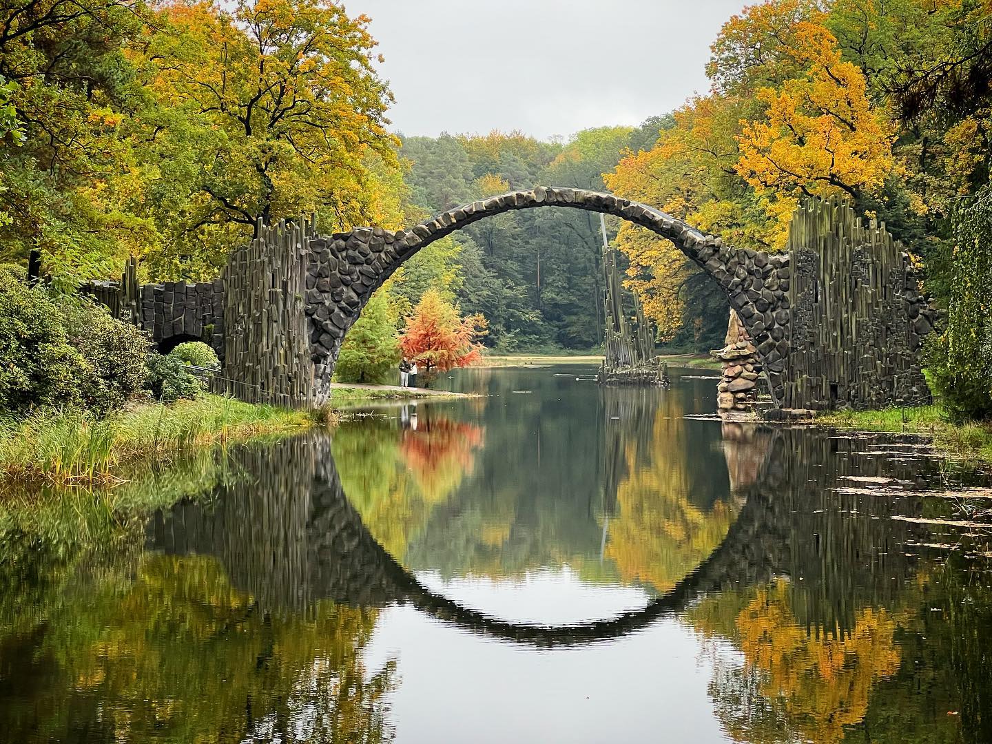 one of the most famous #bridges in #europe in #autumn #colors #iphone #iphone13pro #landscape #landscapephotography #rakotzbrücke #germany #travel #tourism