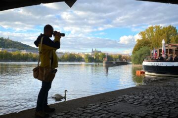 Kurzy fotografování Jana Rybáře - fotograf na náplavce v Praze