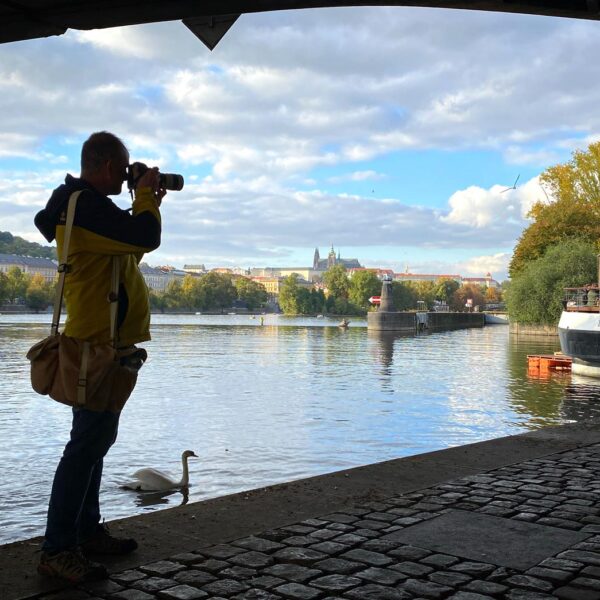 Kurzy fotografování Jana Rybáře - fotograf na náplavce v Praze